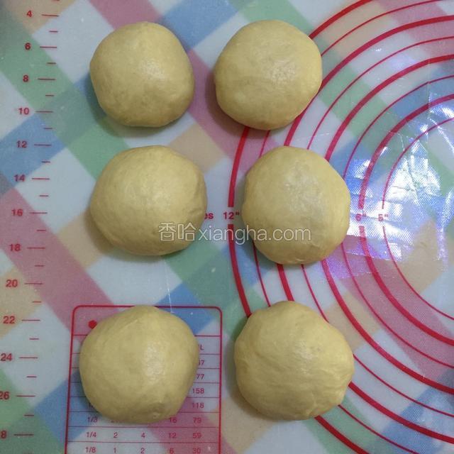 面团发酵至原来面团的两倍大，分成六等份，松弛10分钟；