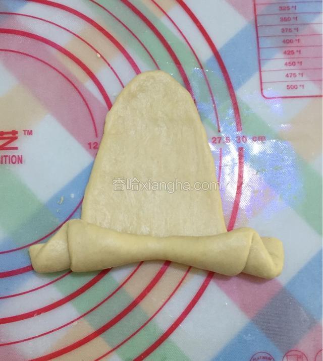 如果不加馅料的话直接卷起来就可以了；