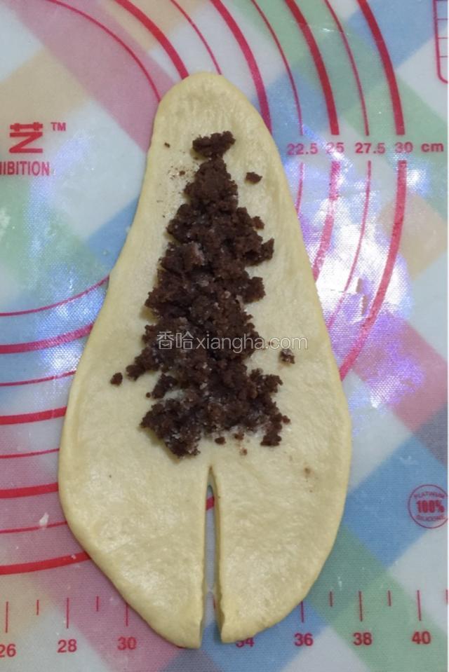 加豆沙馅料的话就是往中间部分放馅料，两边留空隙；
