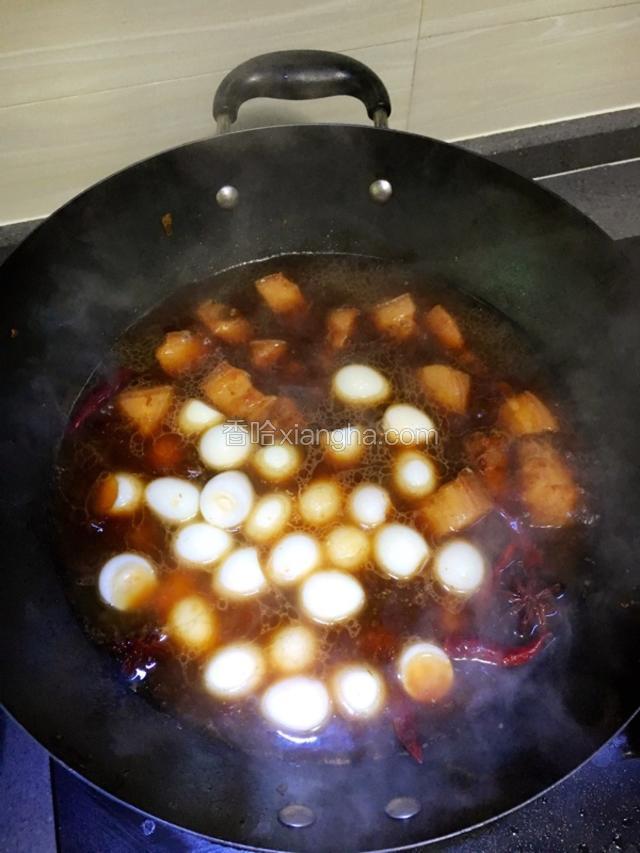 汤煮沸后，加入鹌鹑蛋入锅继续煮沸后改中小火炖煮。