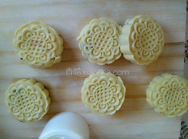 用模具压成饼状
