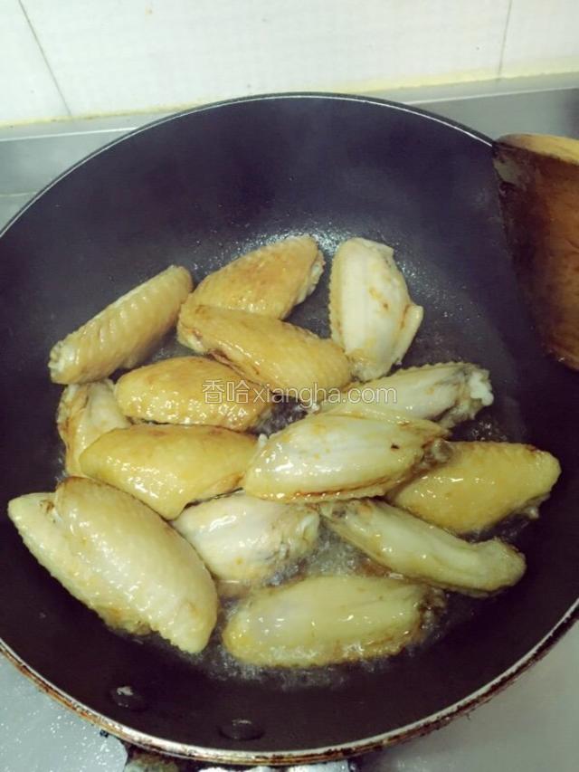 倒入鸡翅，翻炒