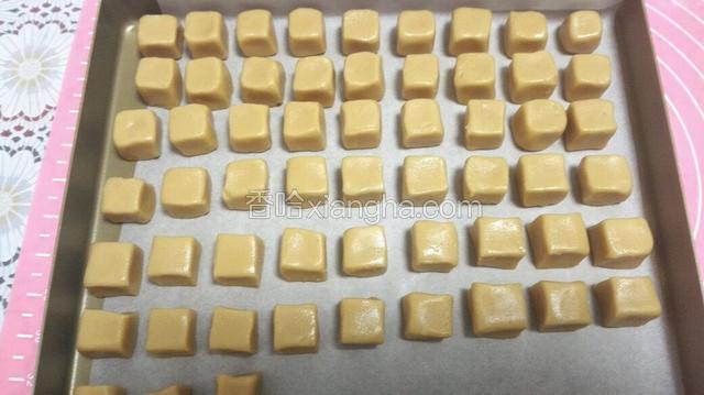 都整理好以后放入烤盘中层，烘烤35分钟即可