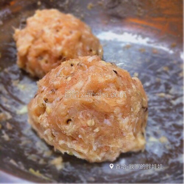 分成两块均等的肉饼包料
