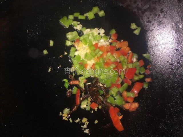 另起油锅，放少量油，把葱姜蒜末炝锅。