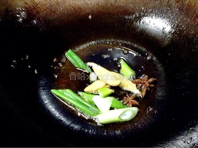 锅中放少许油，放入葱、姜、八角煸香。
