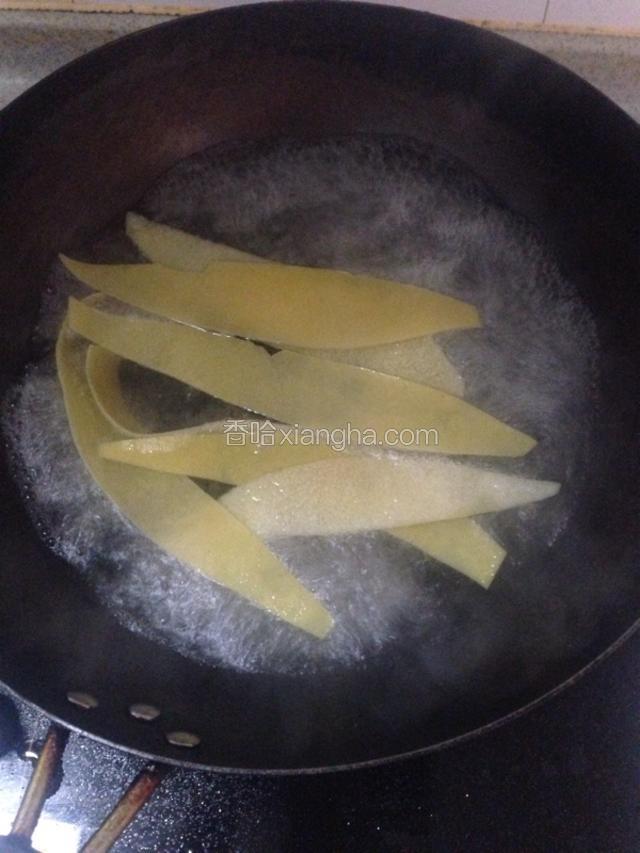 煮沸后将柚子皮捞出放入一盆冷水中，浸泡隔夜。