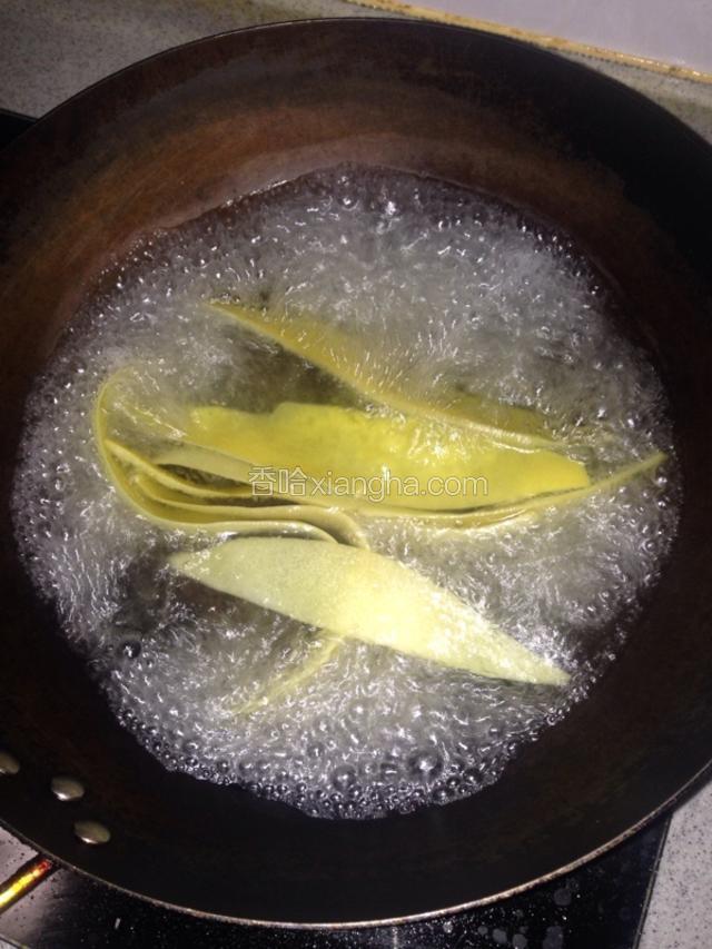 浸泡隔夜后可以去除柚子皮中大部分苦味，将柚子皮放入一锅清水中再次煮沸，最后去一次苦味。这样柚子皮中的苦味基本上就能去除干净了。