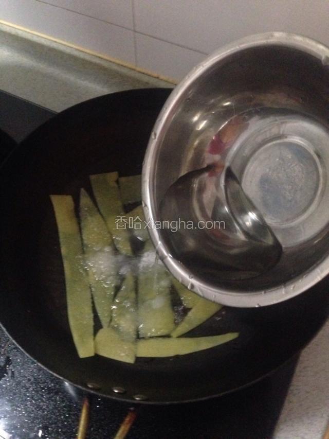 倒入适量的清水，刚好把白糖融化就好了
