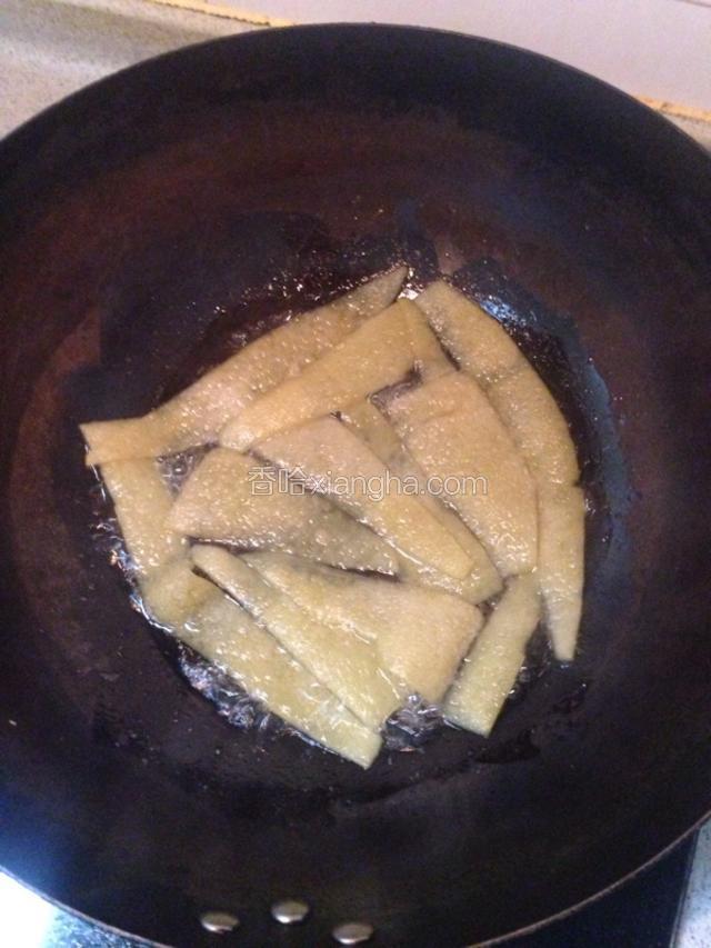 开小火慢加热，让柚子皮慢慢吸收甜味。等锅中没有水份的时候将柚子皮翻面。（如图此事可以翻面了）