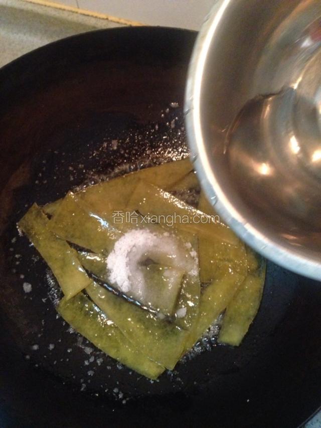 翻面之后铺好再次放入等量的白糖，再加水，小火继续煮。等快要没有水份的时候开大火收汁