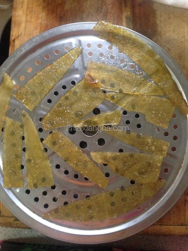 将柚子皮放到屉上待冷却到室温
