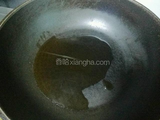 锅里放少许油
