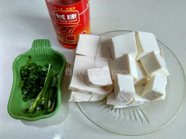 豆腐切成小块，葱切成葱段和葱末