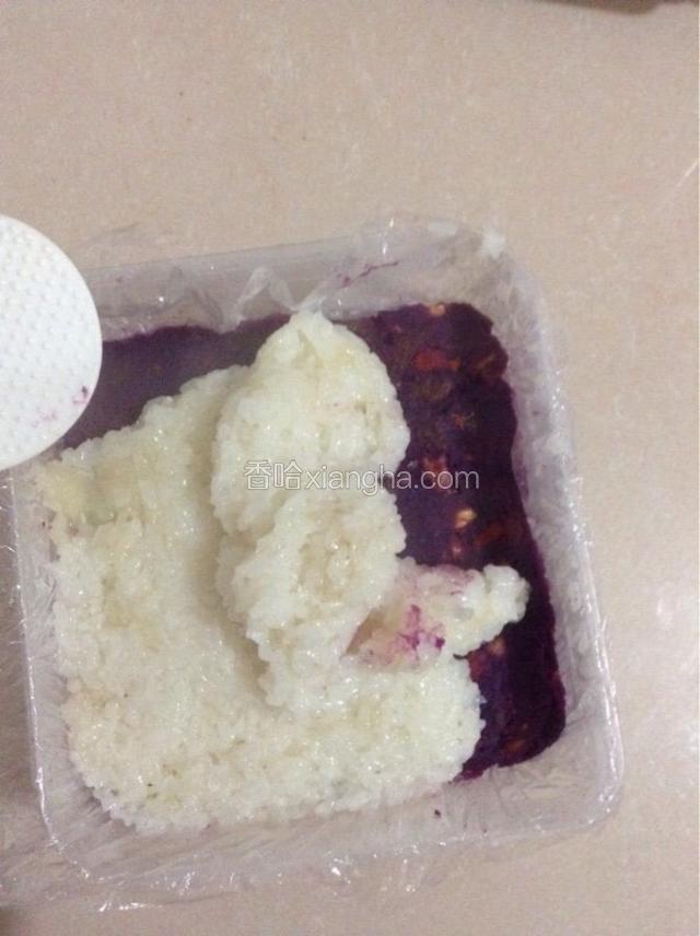 最上面放一层糯米用勺子压平。