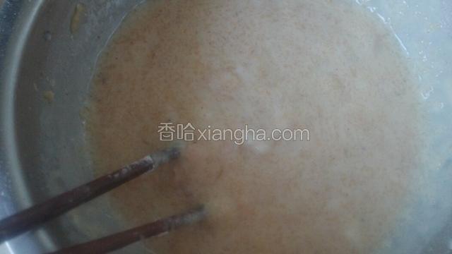 淀粉3大勺，鸡蛋清和在搅好的肉馅里，加半碗温水，不停地搅拌。
