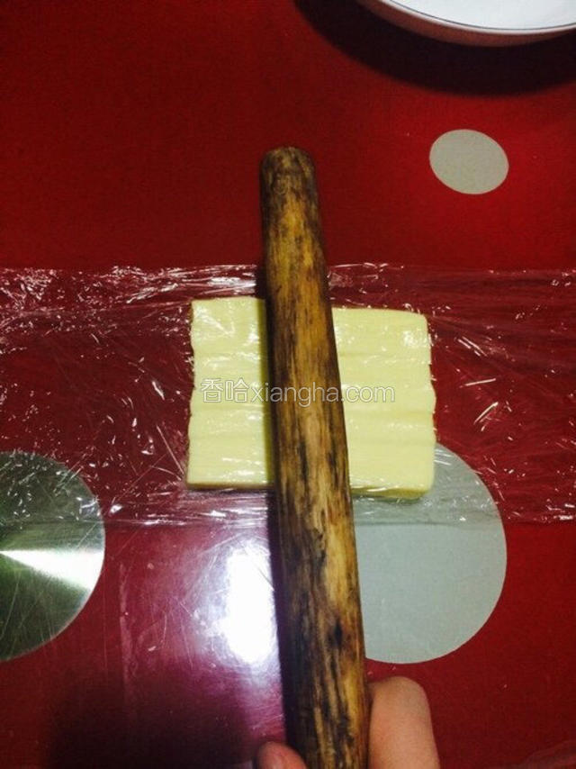 面团冷藏期间 将65克黄油用保鲜膜包好