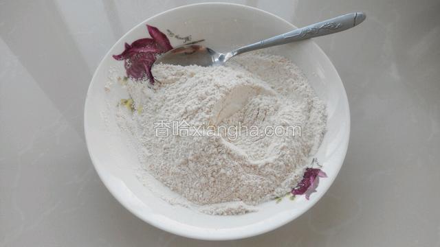 把全麦面粉，玉米淀粉，奶粉，小苏打和泡打粉混合均匀。