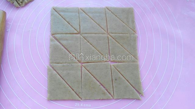 拿掉保鲜膜，去掉不规整的边角，再切成三角形状。