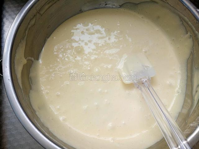 用橡皮刮刀翻拌均匀