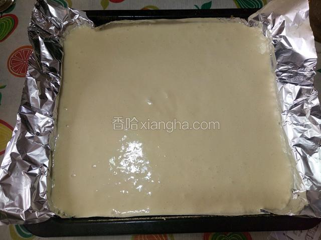 把蛋糕糊从烤盘正中央的上方缓缓倒入铺好锡箔纸的烤盘中，上下震三下，震碎大气泡，静置一两分钟，放入预热好的烤箱中上层，175度烤30分钟左右