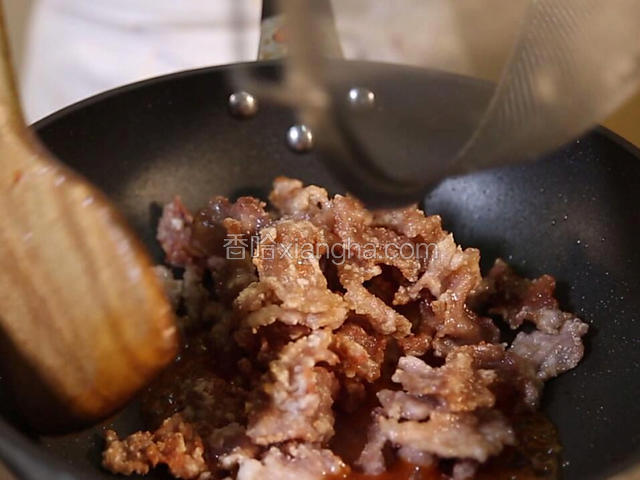 然后下入炸好的肉片，转大火进行翻炒。
