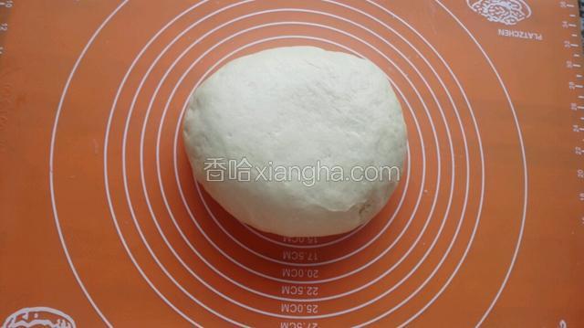启动面包机揉几下面团拿出，揉均盖保鲜膜松弛十五分钟！