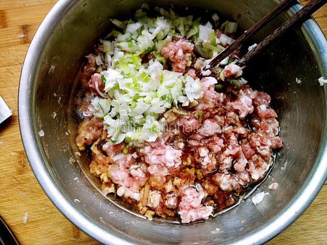 肥瘦3:7的猪肉绞成肉馅，加入葱花，适量油、香油、料酒、酱油