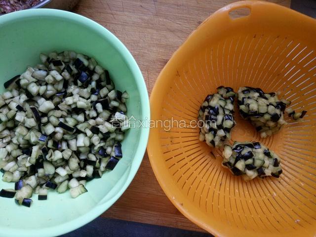 十分钟后，用手把茄子丁挤出水来