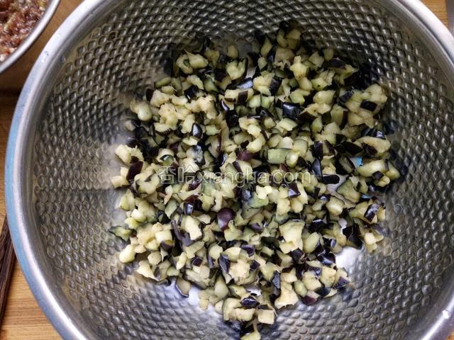 挤干水后的茄子丁放在盆中