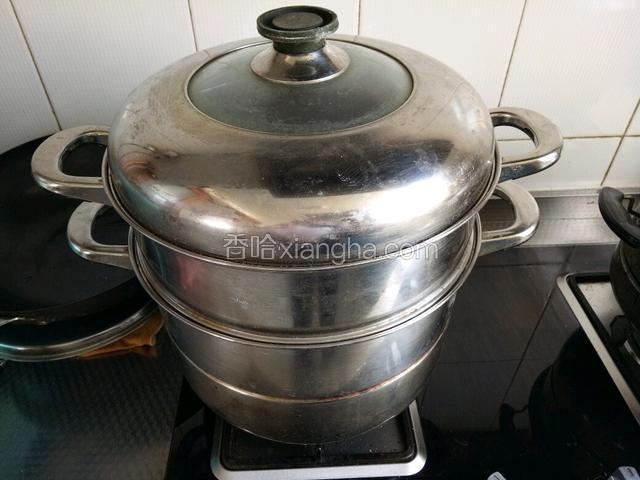 然后蒸锅放足量水，包子上锅中火蒸25-30分钟即可