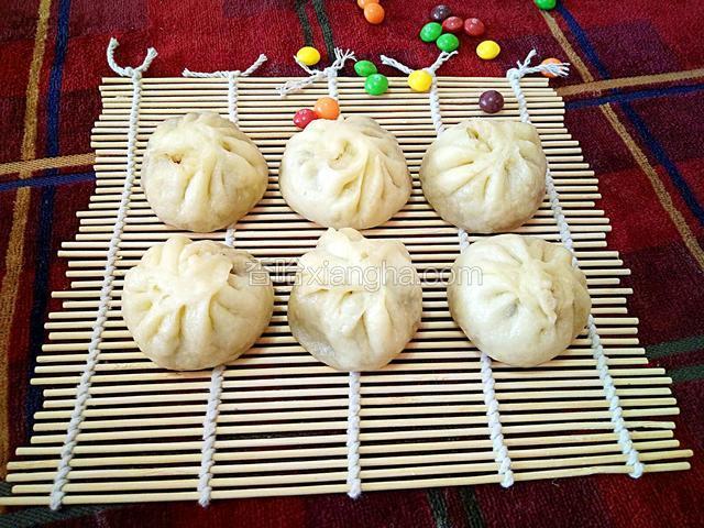 小小的蒸包，皮有豆香鸡蛋香，馅儿有肉香茄子鲜，丰富啊