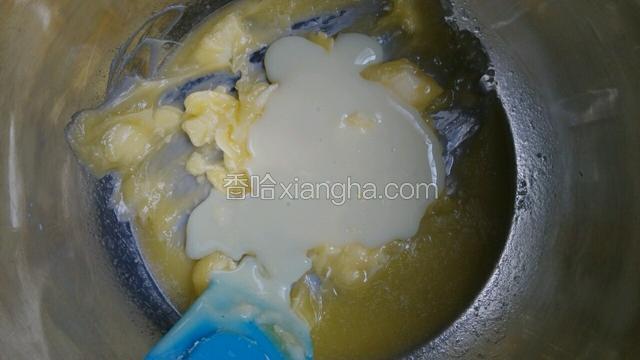 将黄油软化，加入炼乳