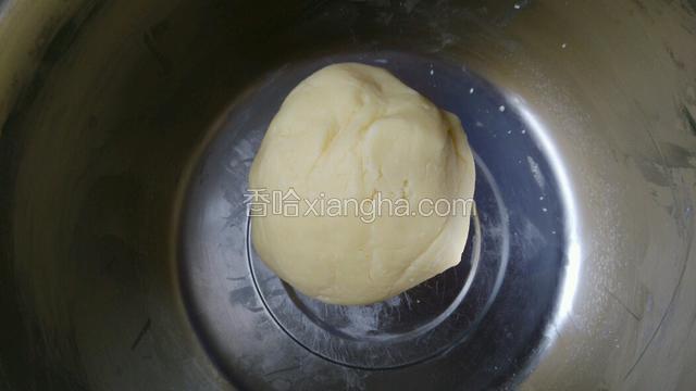 用手或者刮刀和成面团，松弛30分钟