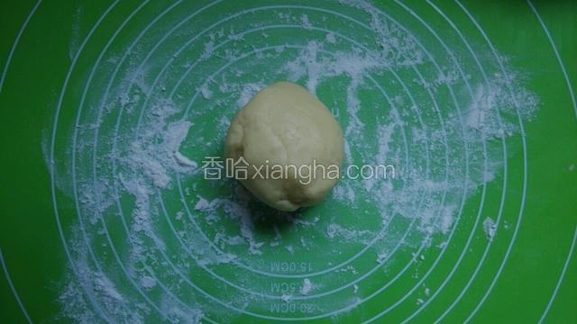 松弛好后，在硅胶垫撒少许干粉放上面团