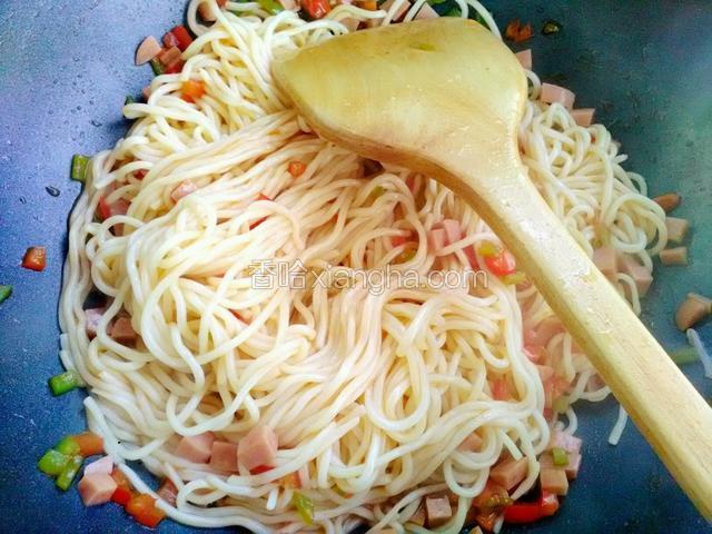 加入面条翻炒几下加入盐味精酱油