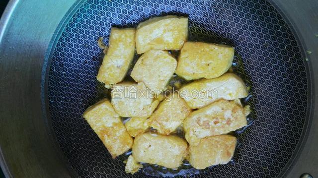 下煎好的豆腐炒均，加小半碗水，加耗油、生抽、白糖、盐翻炒入味。