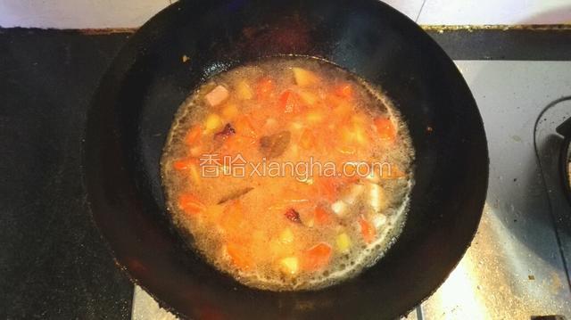 加入一碗水，适量生抽，大火烧开撇去浮沫，转小火炖20分钟，加入耗油翻炒均匀即可