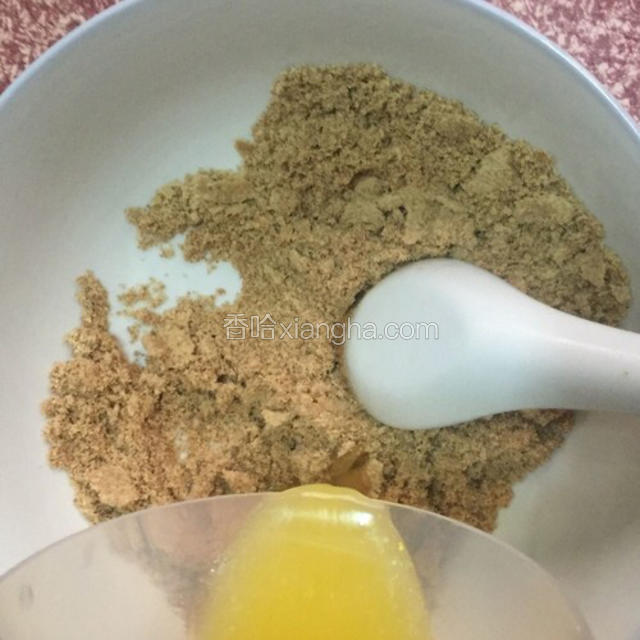 把融化的黄油倒入饼干粉末中，拌匀