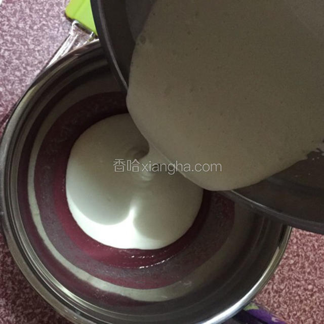 把淡奶油倒入牛奶黑加仑中，拌匀