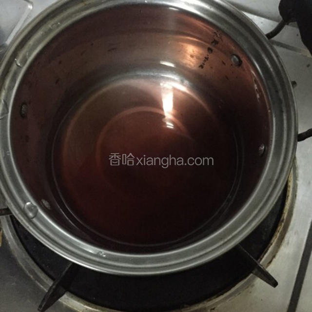 半碗水加入白糖和黑加仑果珍粉加热融化白糖，
