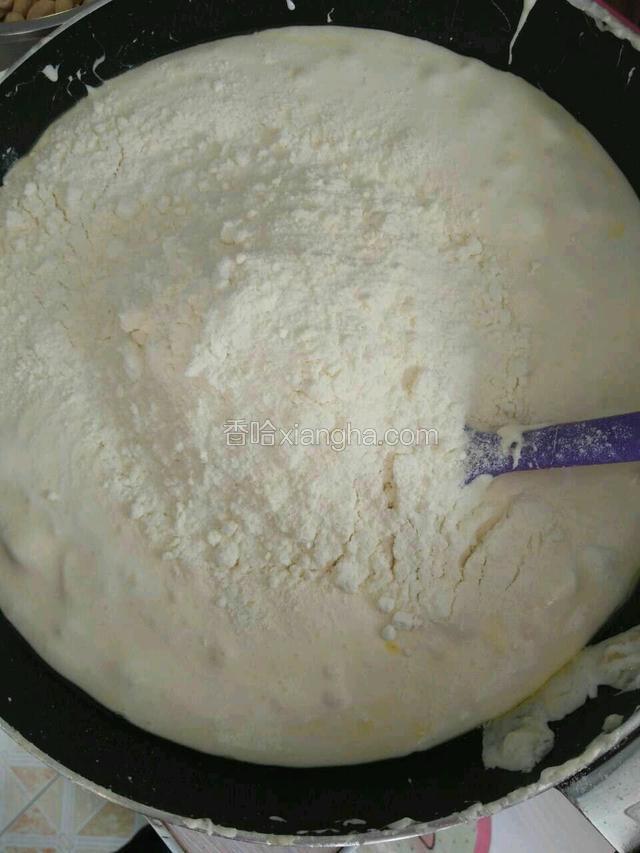 加入奶粉，稍微搅拌下加花生碎