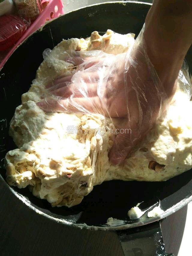 加入花生碎后不好搅拌，用手揉实后拿出来