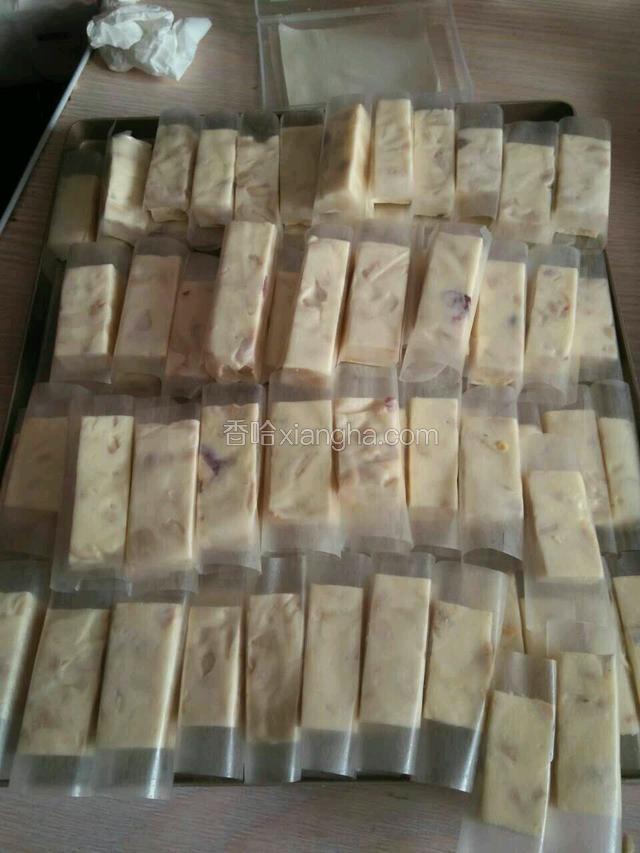 用糯米纸把牛轧糖包好