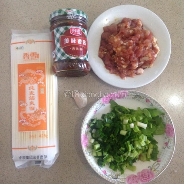 备好所需材料，瘦肉放点生抽，料酒，盐腌制，芹菜，蒜苗切碎

