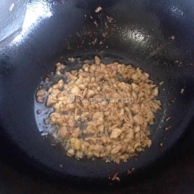 适量油下锅，爆香蒜末，下入瘦肉末偏炒，不要炒太久哦！滑一下就好

