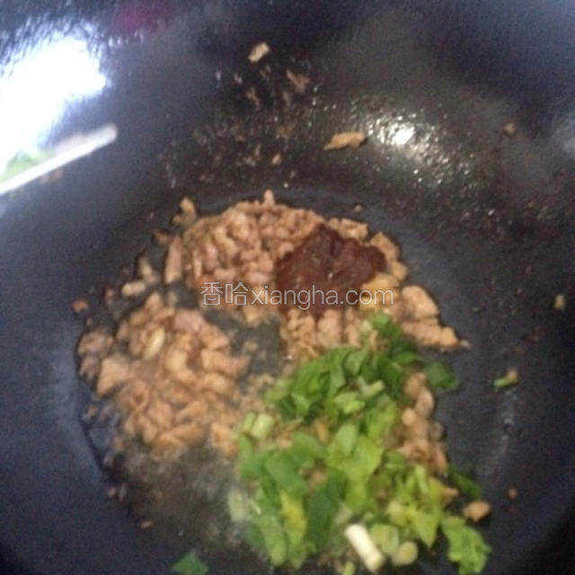 放入少许美味香酱，鸡汁，盐，芹菜蒜苗偏炒均匀关火
