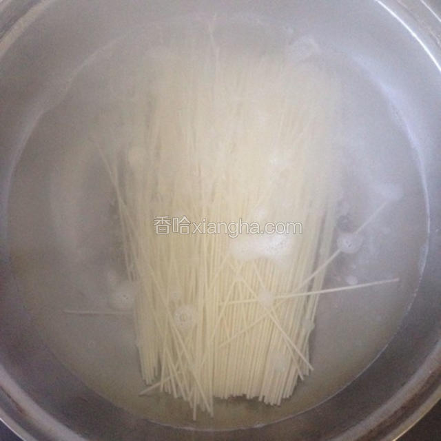 锅里放入适量水煮开，把面条煮软
