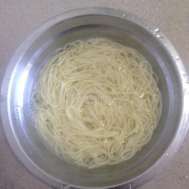 用凉开水泡开，使面条有韧性感，好吃一些
