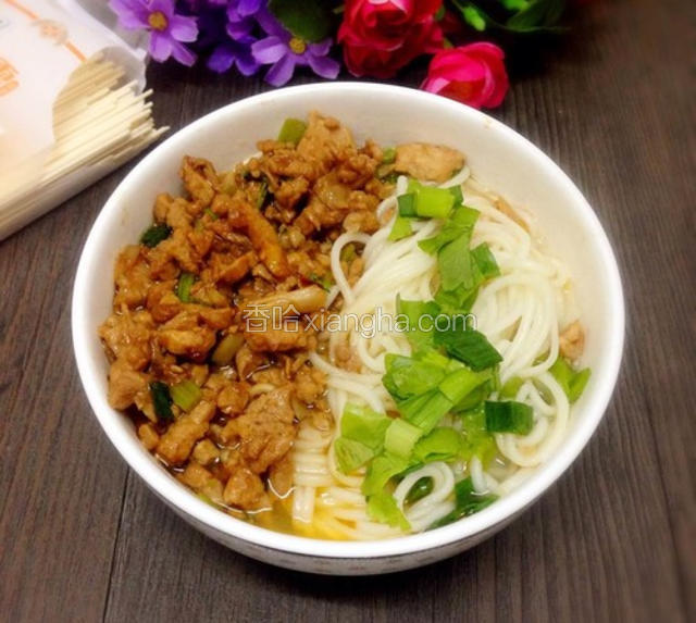 沥干面条倒入锅里拌上拌面酱就可以吃了，淋上少许芝麻油，如果觉得干就倒入一些煮过面条的汤水，味道棒棒的，很好吃

